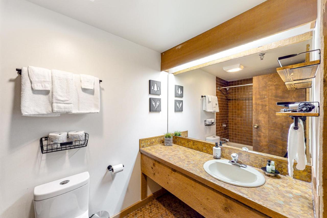 Moguls 813 Hotel Big White Ski Resort ภายนอก รูปภาพ